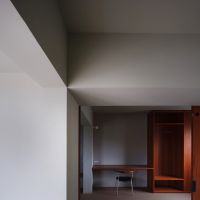 福岡市南区平和の売買物件/4階踊り場から寝室を。線と面が織りなす佇まいにグッとくる。