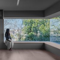 福岡市南区平和の売買物件/コーナーサッシのインパクトから、物件全体のスケール感が伝わってくるよう。