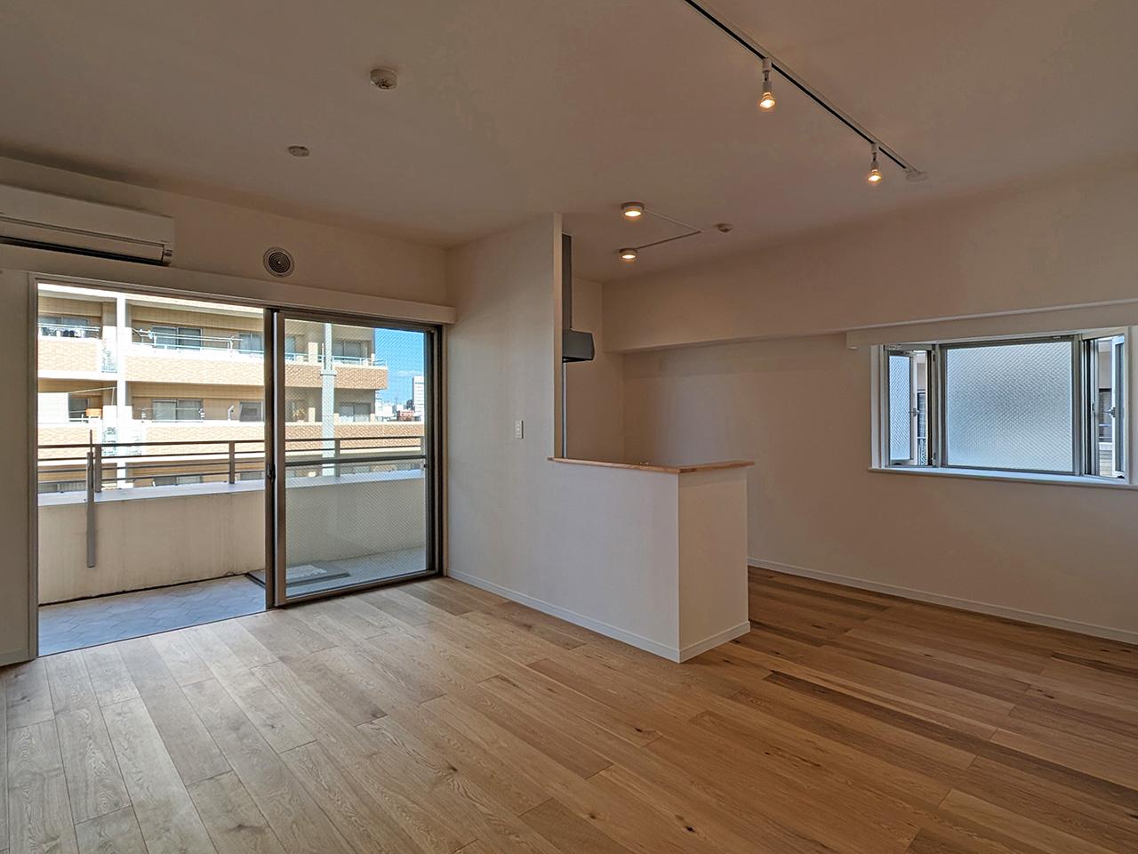 福岡市中央区薬院の賃貸物件/無垢床、出窓、ダクトレール。嬉しい3点セット。
