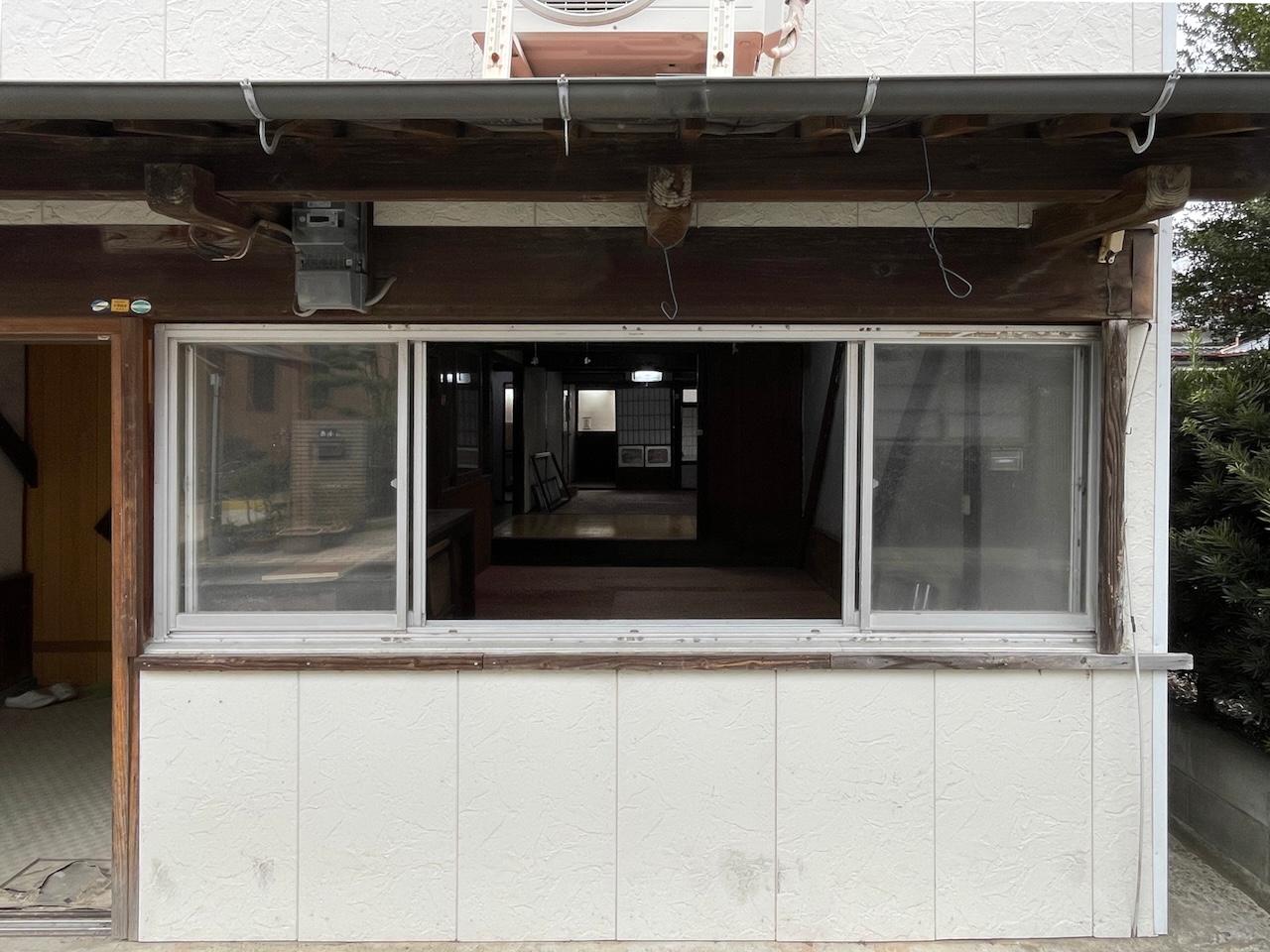 福岡県久留米市田主丸町の賃貸物件/通り沿いのこの窓は、テイクアウトのお店とか、何かと活用できそう。