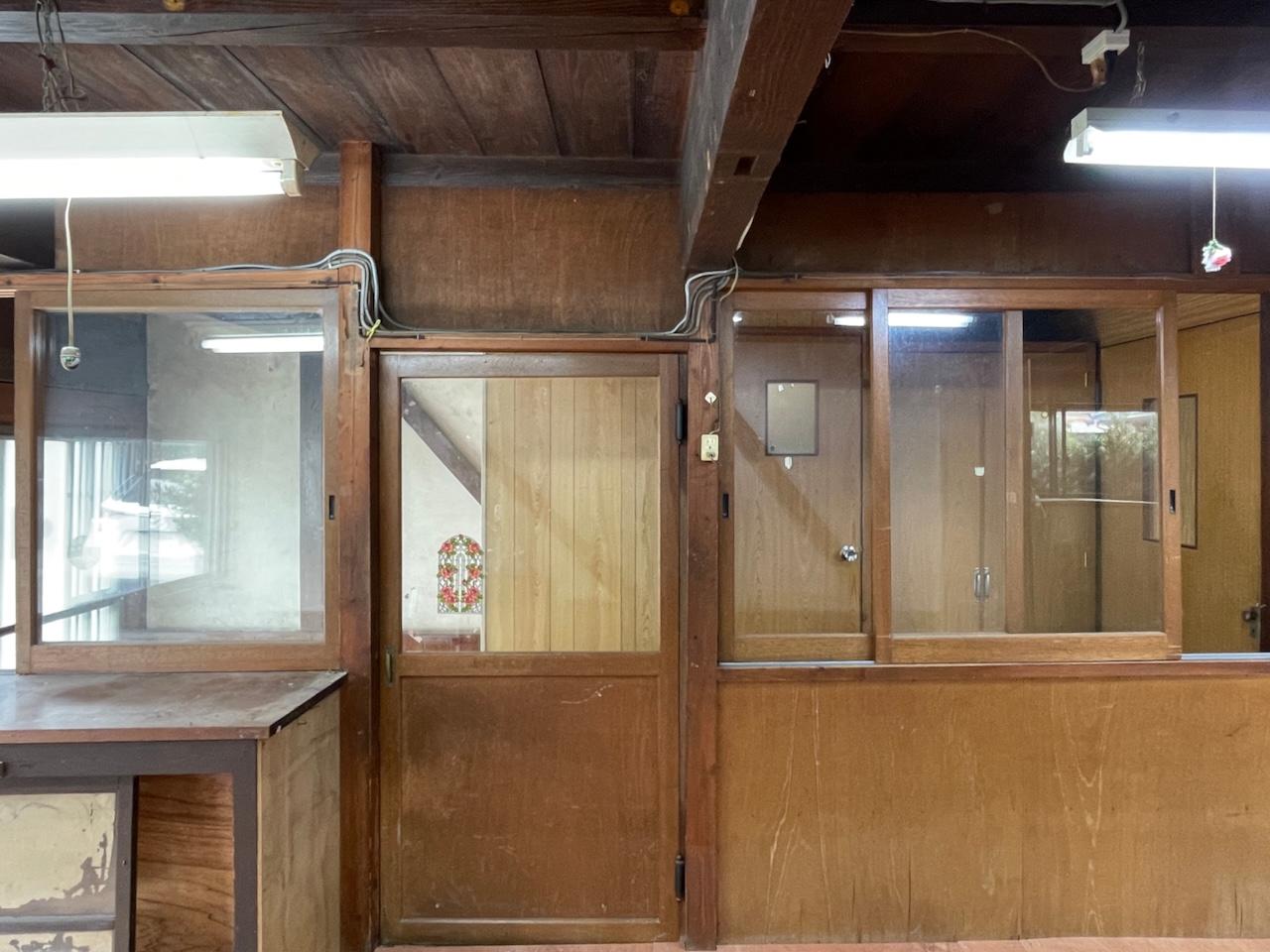 福岡県久留米市田主丸町の賃貸物件/ガラス窓の並びが昭和感あって可愛いです。