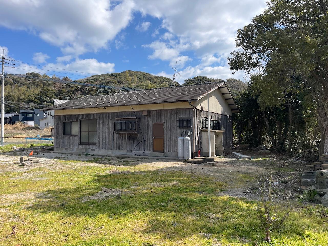 糸島市志摩桜井の売買物件/敷地が広すぎて建物が小さく感じます。