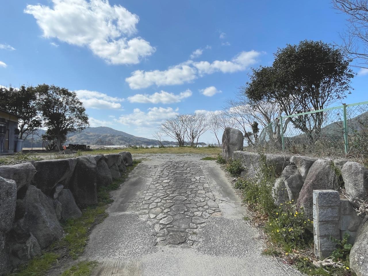 糸島市志摩桜井の売買物件/敷地内入り口。若干の坂道なので、車高の低い車は要注意。