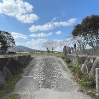 糸島市志摩桜井の売買物件/敷地内入り口。若干の坂道なので、車高の低い車は要注意。