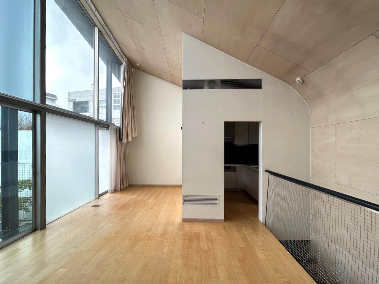 福岡市東区香椎浜の賃貸物件/リビングは3階。奥には、小さな小屋のような独立型キッチンが。