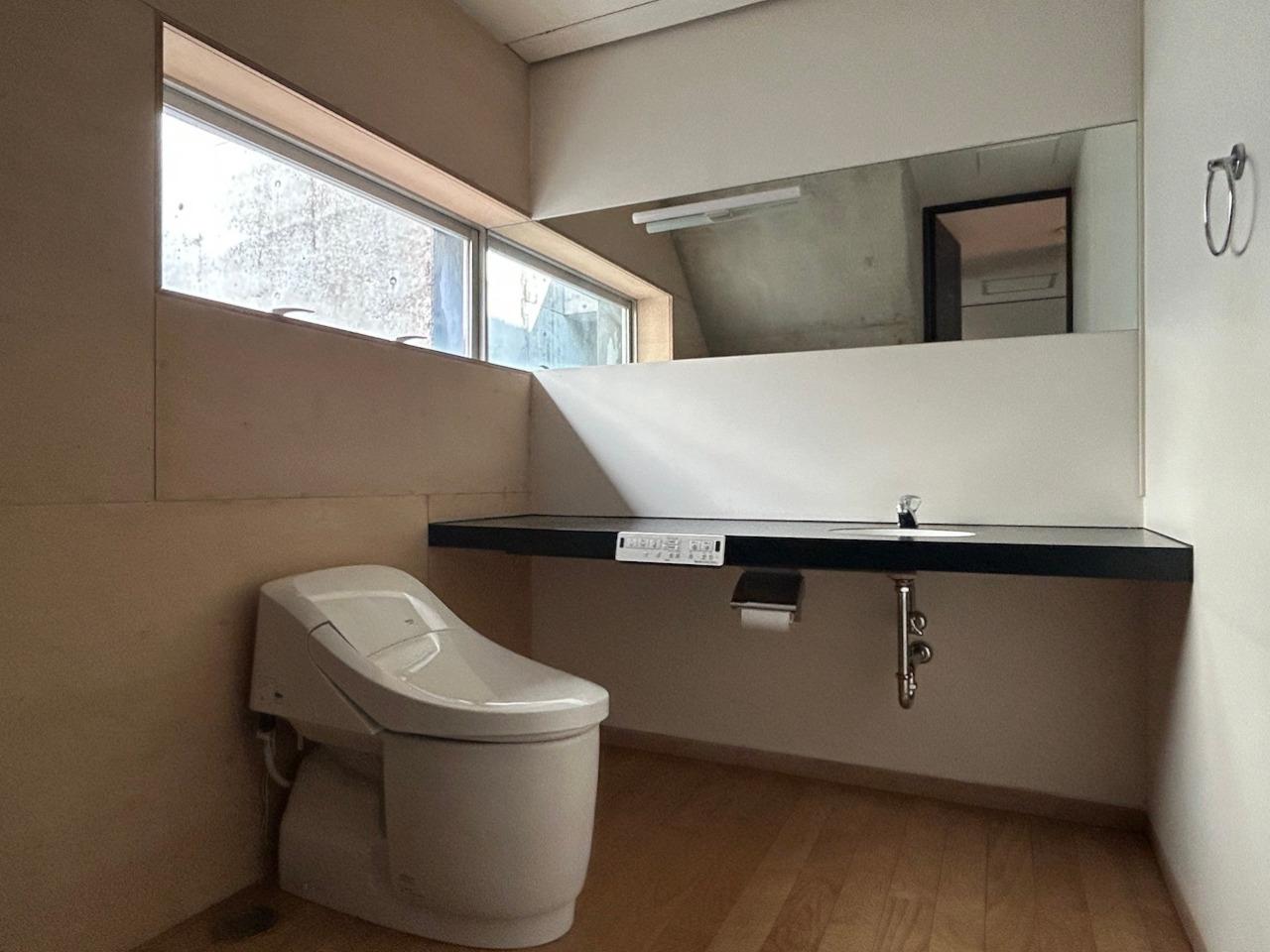 福岡市東区香椎浜の賃貸物件/トイレは広々。窓もあり開放感があります。