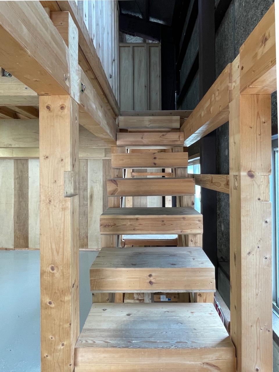 福岡市南区清水の賃貸物件/A区画：2階ロフトへの階段。もちろん再利用した木材で作成。