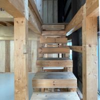 福岡市南区清水の賃貸物件/A区画：2階ロフトへの階段。もちろん再利用した木材で作成。