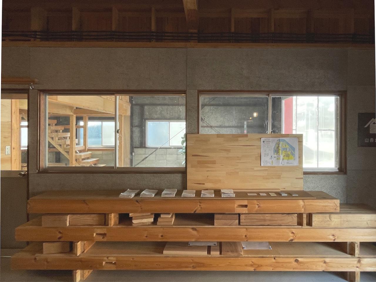 福岡市南区清水の賃貸物件/エントランスには、完成までの経緯の写真や、SHOPのフライヤーが置いてあります。（置けます。）