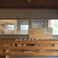 福岡市南区清水の賃貸物件/エントランスには、完成までの経緯の写真や、SHOPのフライヤーが置いてあります。（置けます。）