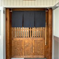 福岡市南区清水の賃貸物件/立派な引き戸も、解体の際にでた廃材を再利用して製作したとのこと。
