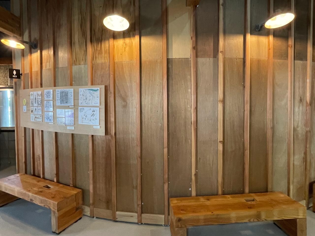 福岡市南区清水の賃貸物件/エントランスのアール型の壁は、作品などを展示する場所を想定。置いてあるベンチは、梁を再利用したもの。なんとワークショップで作成したとのこと。