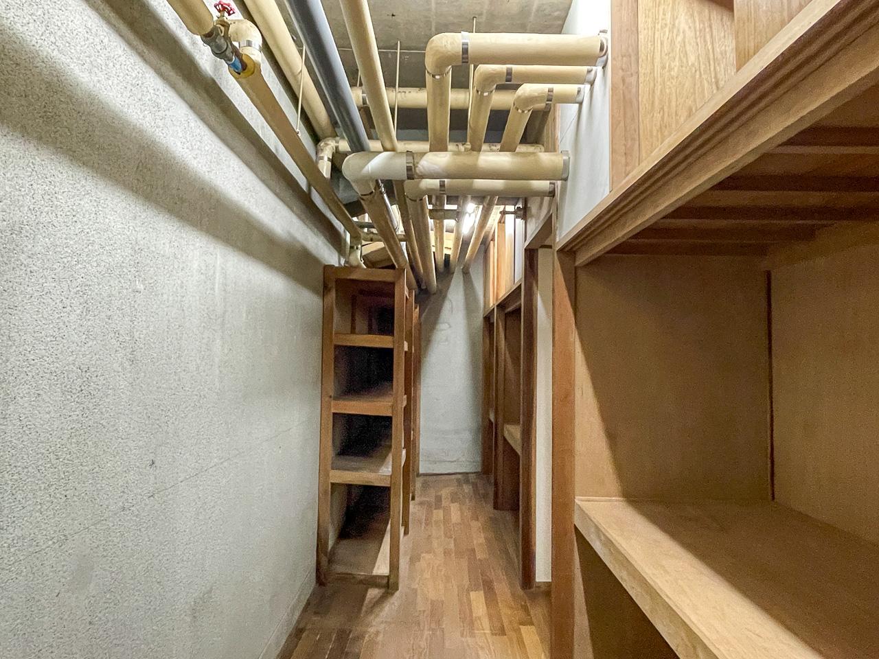 福岡市南区平和の売買物件/地下の一角。むき出しの配管が走る空間にも、どこか&ldquo;基地&rdquo;のようなロマンがある。