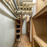 福岡市南区平和の売買物件/地下の一角。むき出しの配管が走る空間にも、どこか&ldquo;基地&rdquo;のようなロマンがある。