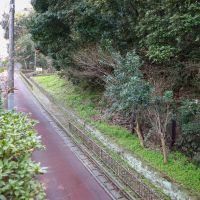 福岡市南区平和の売買物件/家へと続く坂道。息が切れるほどの急傾斜だけれど、登りきった先には特別な景色が待っている。