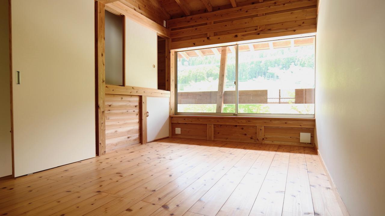 福岡県八女市上陽町久木原の賃貸物件/2階は八女杉の無垢フローリング。