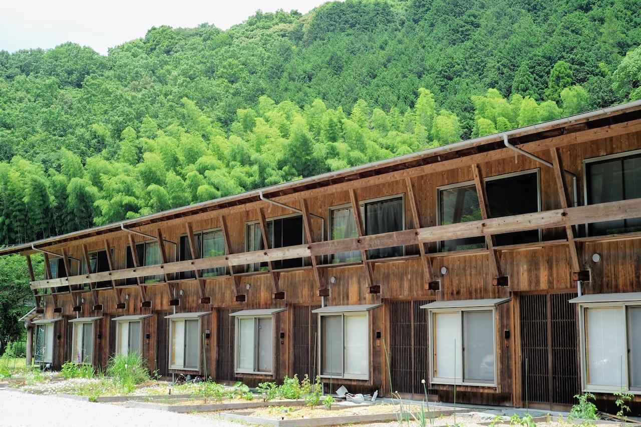 福岡県八女市上陽町久木原の賃貸物件/凛としたこの雰囲気がたまりません。手前にあるのは各戸に着いたミニ菜園スペース。