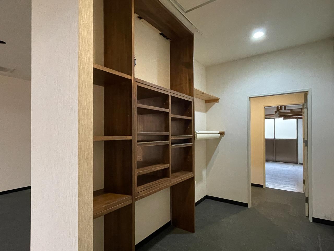 佐賀県唐津市刀町の賃貸物件/飾り棚裏面。奥には水回りとストックルームがあります。
