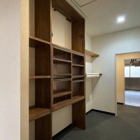 佐賀県唐津市刀町の賃貸物件/飾り棚裏面。奥には水回りとストックルームがあります。