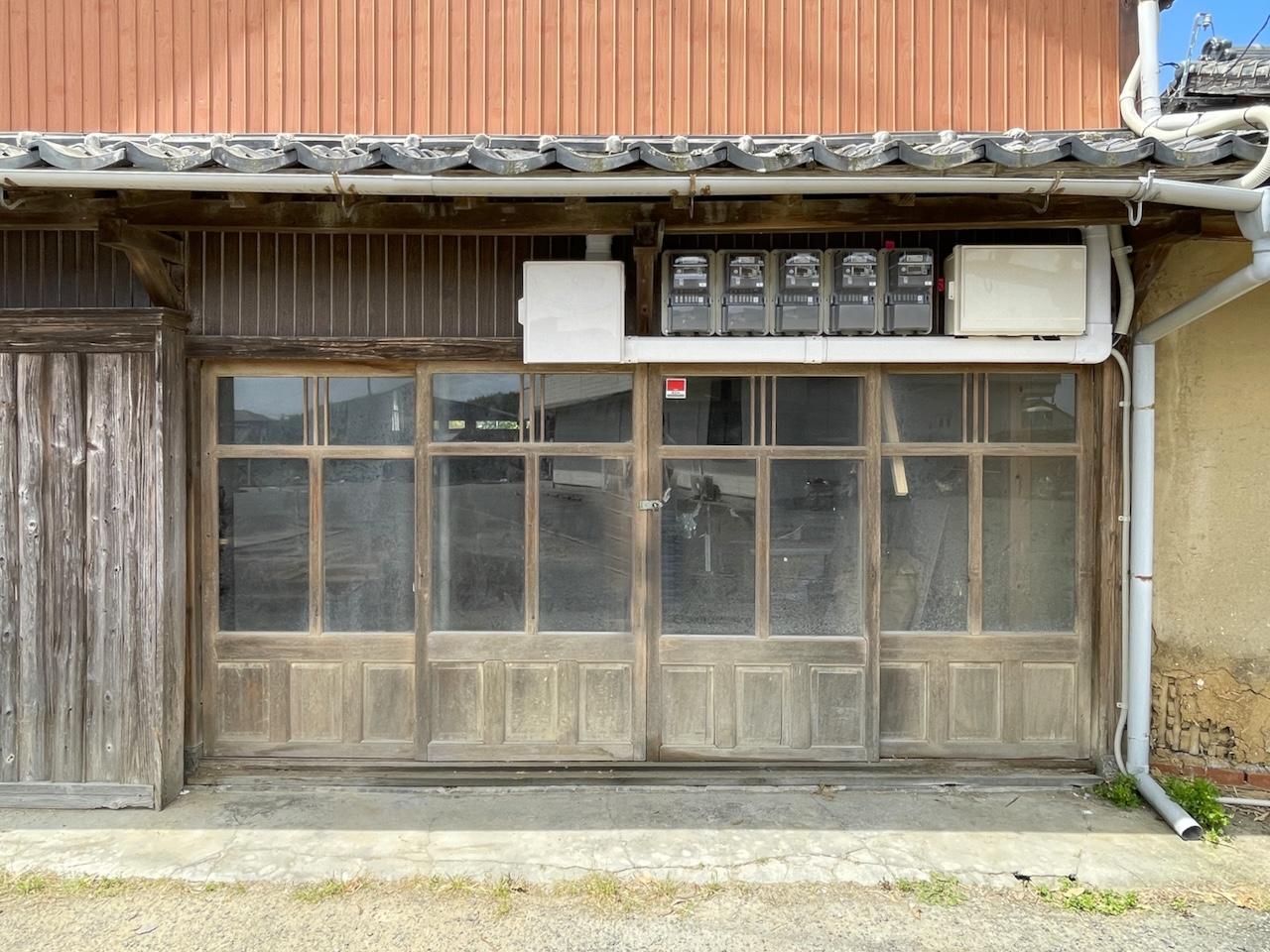 糸島市長野の賃貸物件/区画Aの外からの入り口は、素敵なガラス戸。