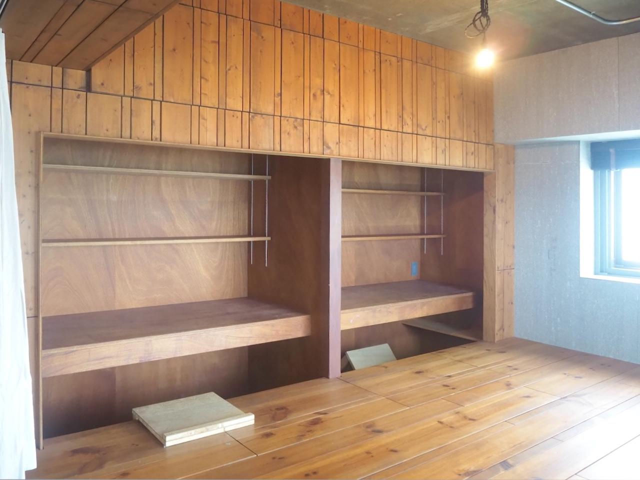 福岡市西区今宿駅前の売買物件/奥は机になっており、作業なども捗りそう。小上がりも全て収納です。