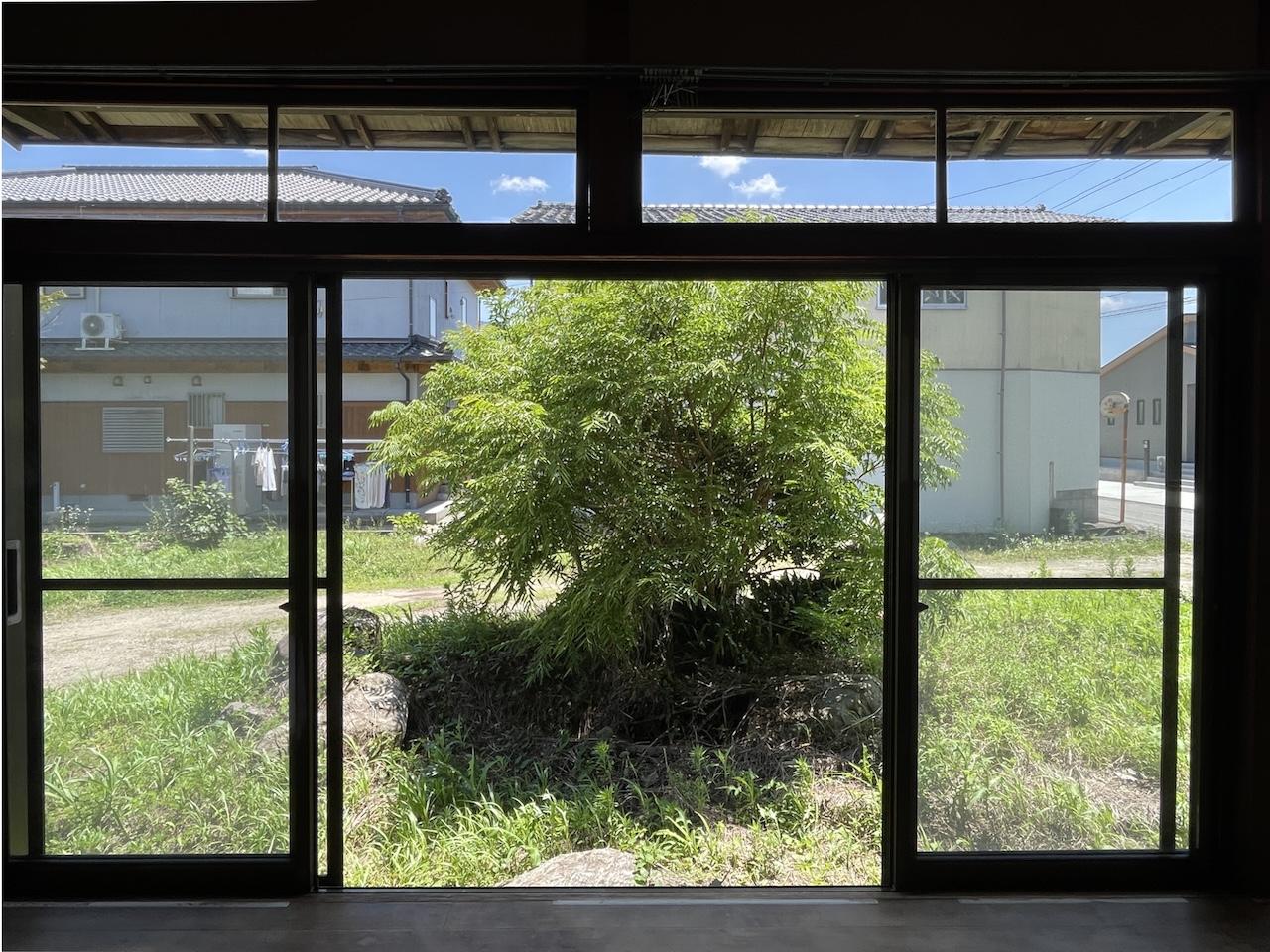 久留米市田主丸志塚島の売買物件/窓からの景色。シンボルツリーはお好みで植え替えてくださいませ。