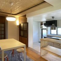 久留米市田主丸志塚島の売買物件/リビングとキッチンは段差があり、空間を分けてます。