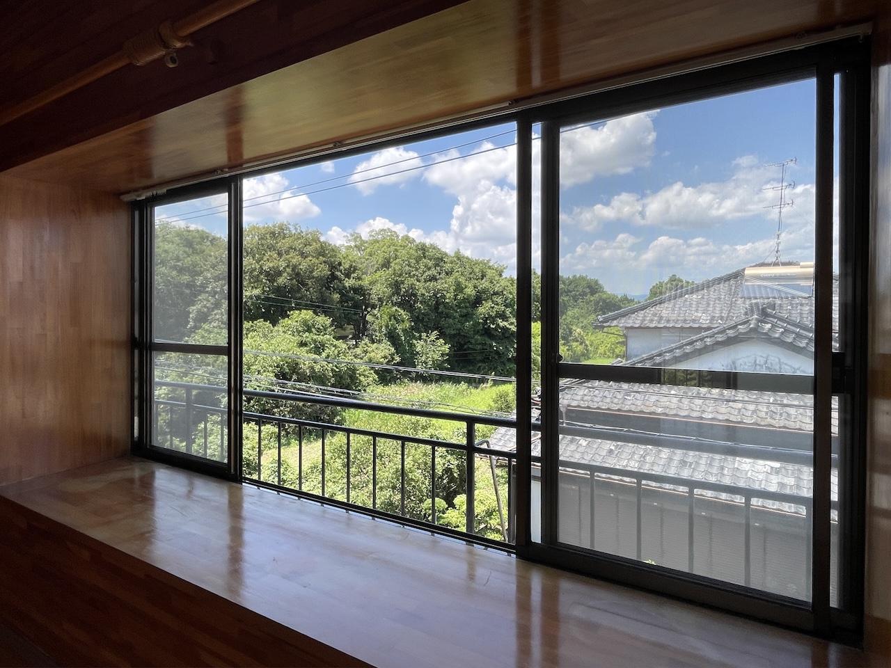 久留米市田主丸志塚島の売買物件/反対側の窓からも緑が見えます。