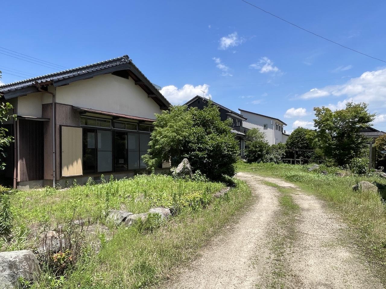 久留米市田主丸志塚島の売買物件/敷地内へのアプローチはこんな感じ。