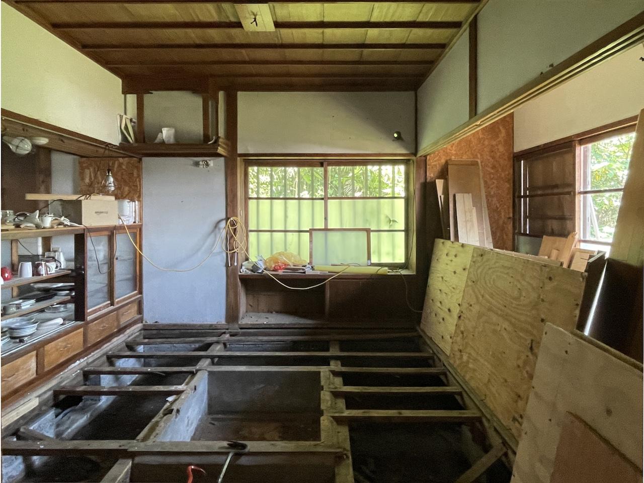 福岡県大牟田市草木の賃貸物件/リビングは床を解体し、これから下地貼り。