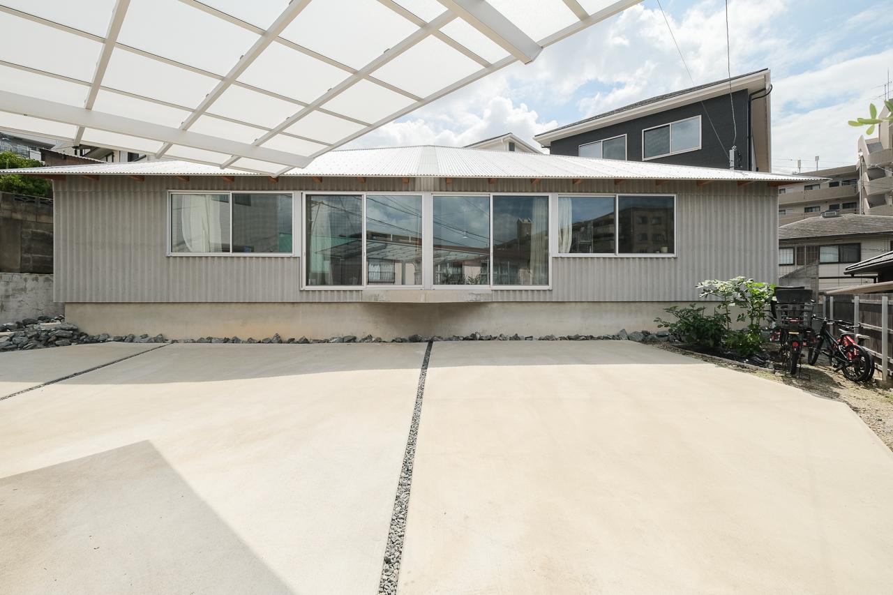 福岡市中央区笹丘の賃貸物件/三角錐の屋根から庭へと光が流れ込むよう。一日中明るく過ごせる場に。