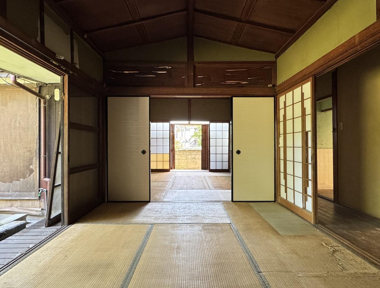 太宰府市朱雀６丁目の賃貸物件/現況渡しとなるので、ある程度の改装必須です。