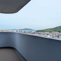 福岡市西区今宿青木の売買物件/外に出ると、ブルーとグリーン。3面に広がるバルコニーは、山から海、そして&hellip;