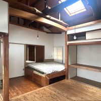 福岡市中央区桜坂の売買物件/2F・約10畳ほどの洋室。収納やベッドがあります。