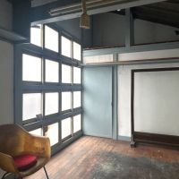 福岡市中央区桜坂の売買物件/正方形の窓が連なる、特徴的な空間。今の既製品ではなかなか出会えない、かたちそのものが魅力です。