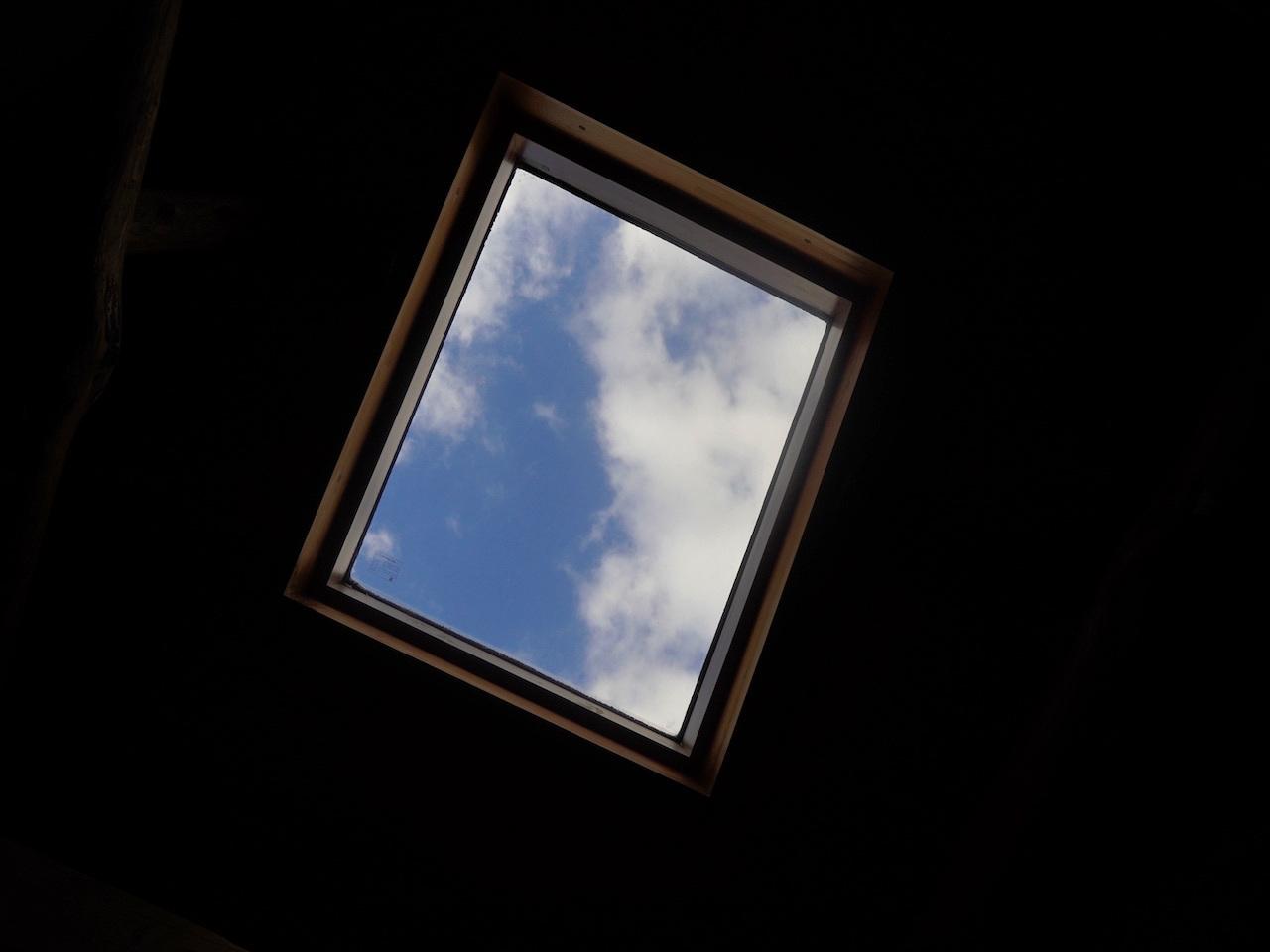 福岡市中央区桜坂の売買物件/天井には天窓が。空の色がのぞきます。
