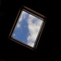 福岡市中央区桜坂の売買物件/天井には天窓が。空の色がのぞきます。