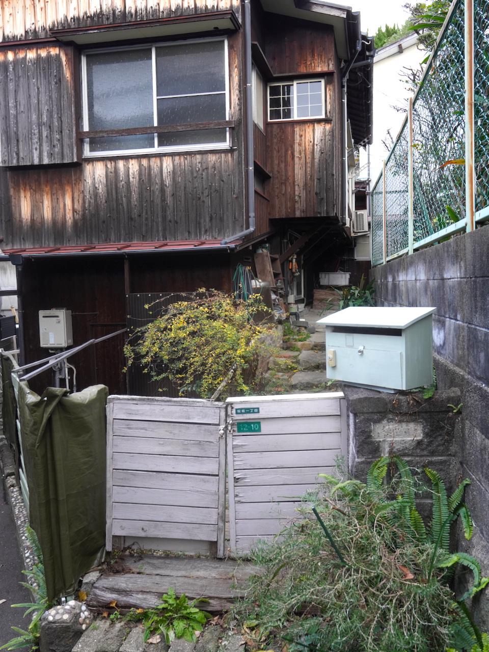 福岡市中央区桜坂の売買物件/路地を抜けた先に現れる、少し奥まったアプローチ。