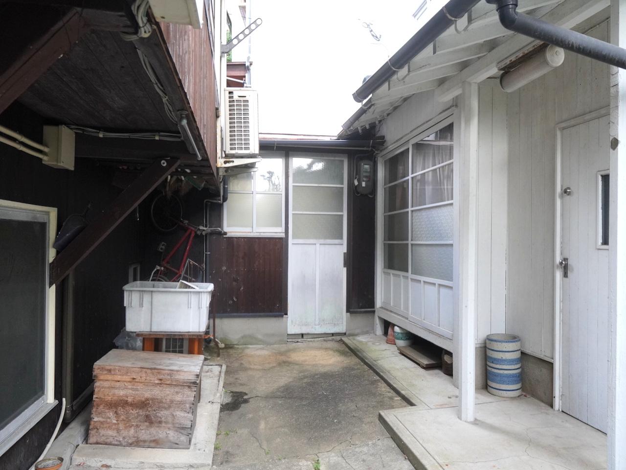 福岡市中央区桜坂の売買物件/1階部分で、居住棟とアトリエをつないでいます。