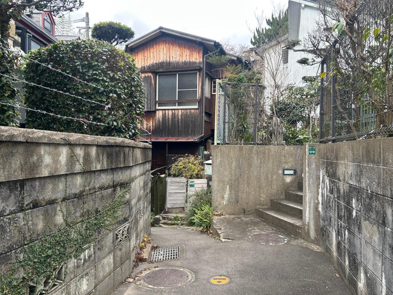 福岡市中央区桜坂の売買物件/路地の先、左手にひっそりと佇むレトロな一軒。