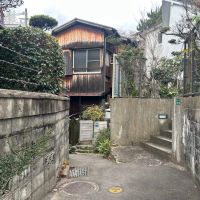 福岡市中央区桜坂の売買物件/路地の先、左手にひっそりと佇むレトロな一軒。