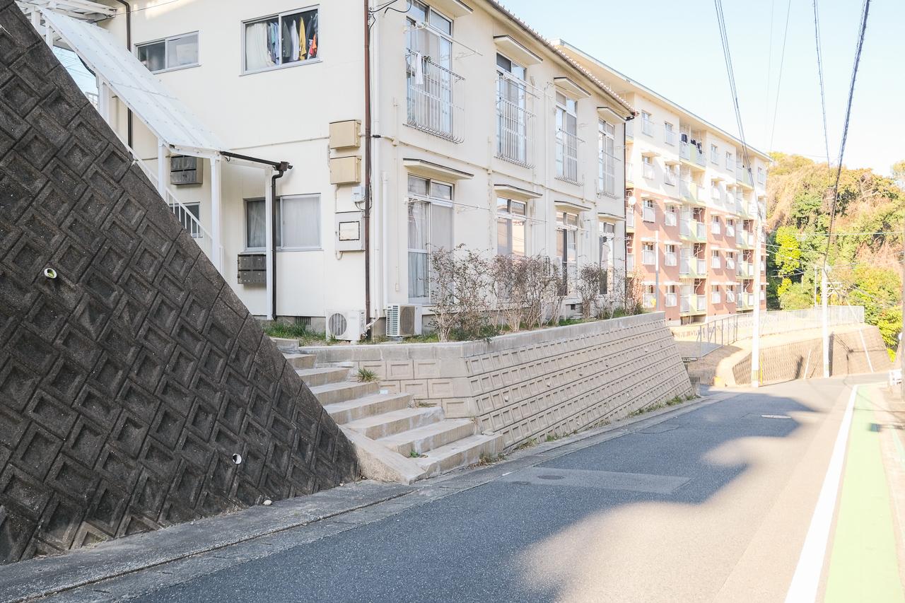 福岡市南区多賀の賃貸物件/擁壁の上に建っているのがお立ち台の上に立ってるような。
