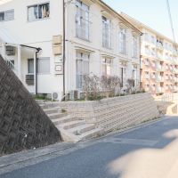福岡市南区多賀の賃貸物件/擁壁の上に建っているのがお立ち台の上に立ってるような。