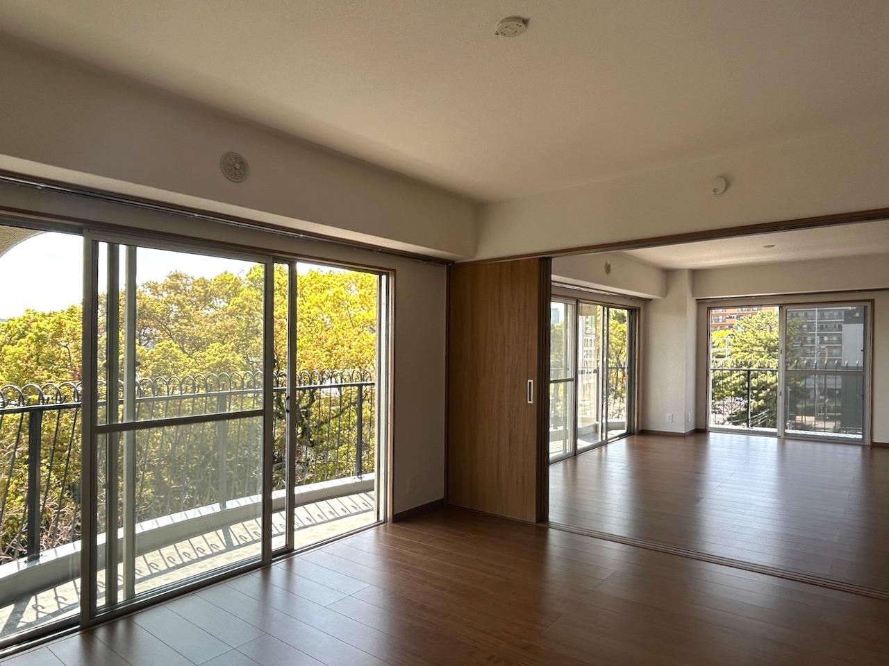 福岡市中央区大濠公園の賃貸物件/南向きの大きな開口から、光がたっぷりと差し込みます。