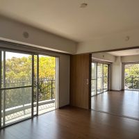 福岡市中央区大濠公園の賃貸物件/南向きの大きな開口から、光がたっぷりと差し込みます。