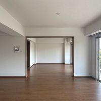 福岡市中央区大濠公園の賃貸物件/リビング隣の洋室は、スライドドアを開ければ一体空間に。