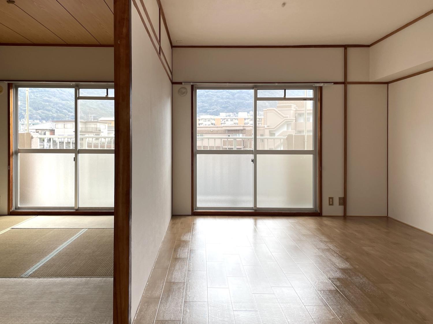 北九州市門司区藤松の賃貸物件/右の部屋はソファとテレビを置いて、左の和室はヨギボー置いてゴロゴロスペース？