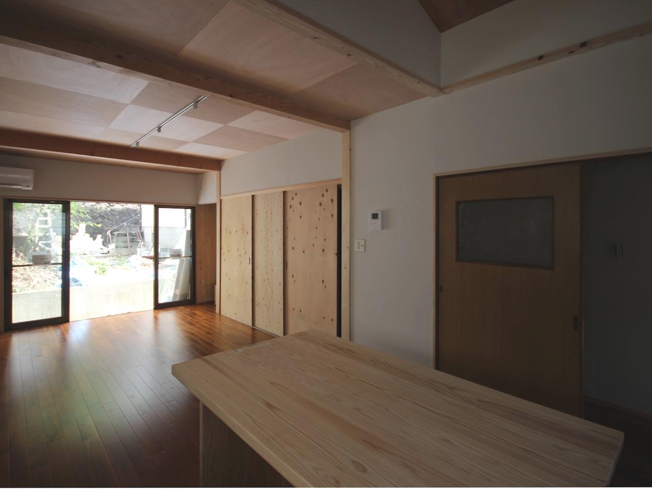 福岡市城南区友丘の賃貸物件/窓の外に共用のお庭。