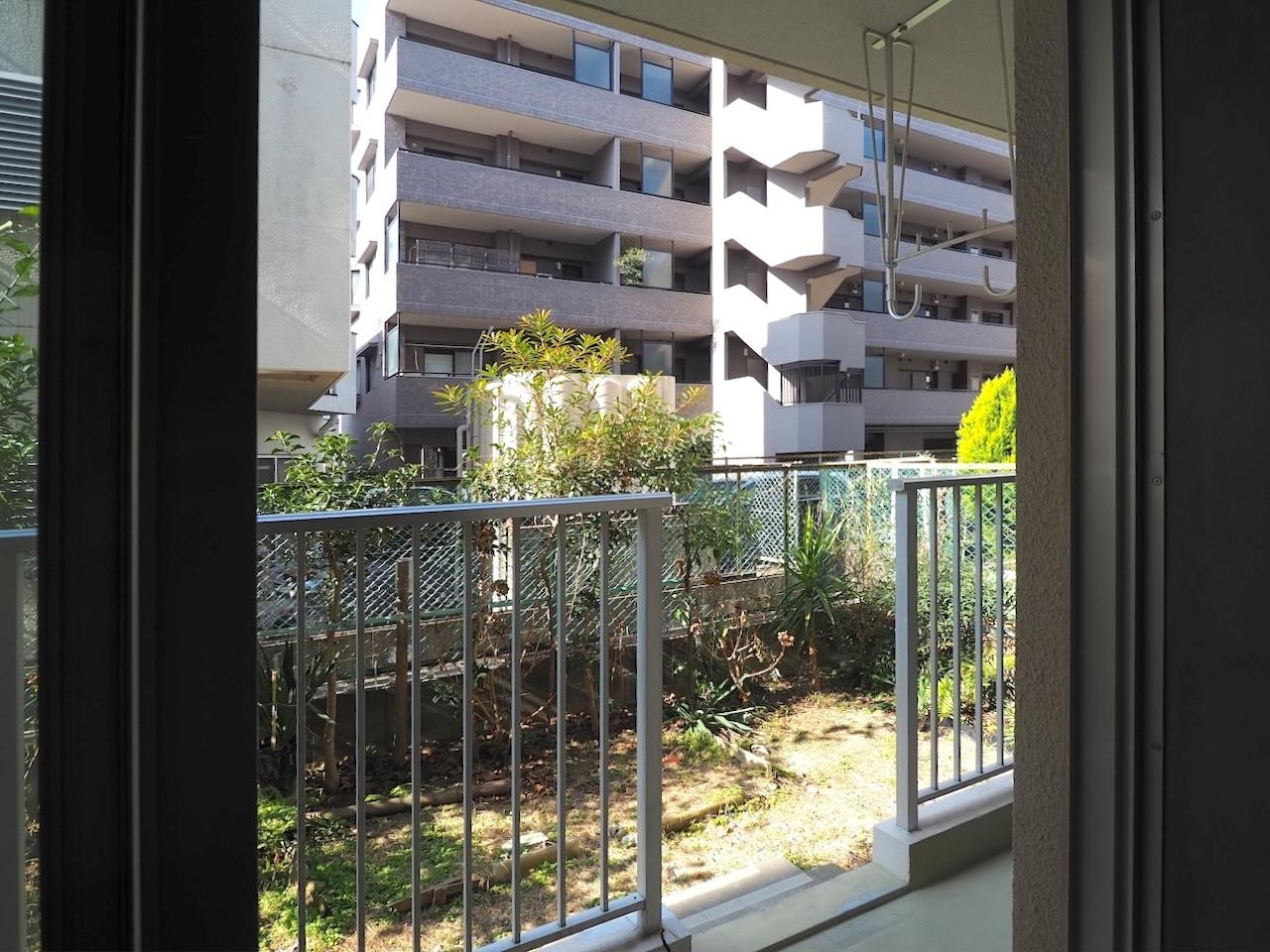 福岡市南区向野の売買物件/バルコニーから降りて専用庭へ。
