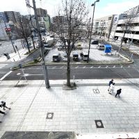 北九州市門司区中町の賃貸物件/3Fから下を眺めた図。通勤通学時の人通りはありそうです